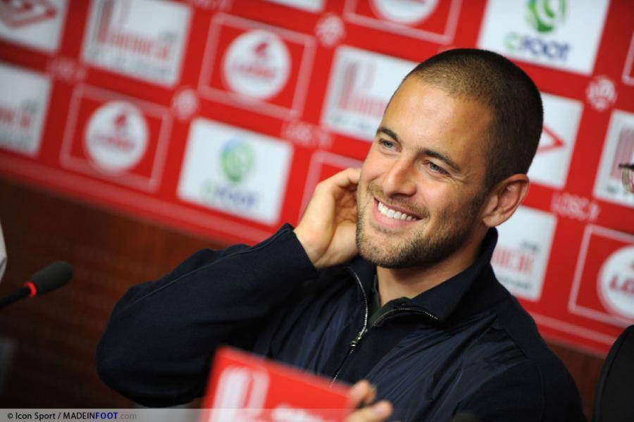 Cole s'est engagé jusqu'en Juin 2016 avec Aston Villa