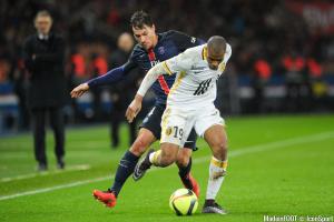 Djibril Sidibé à la lutte avec Benjamin Stambouli