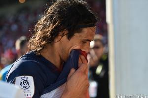 Edinson Cavani sort d'une blessure à une cuisse.