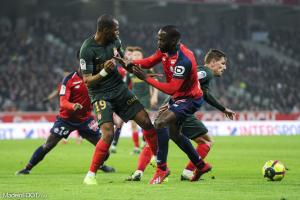 Jonathan Ikoné au duel avec Djibril Sidibé