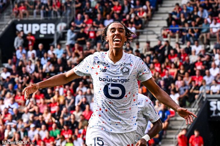 Anciens - Leny Yoro assiste au match LOSC-PSG
