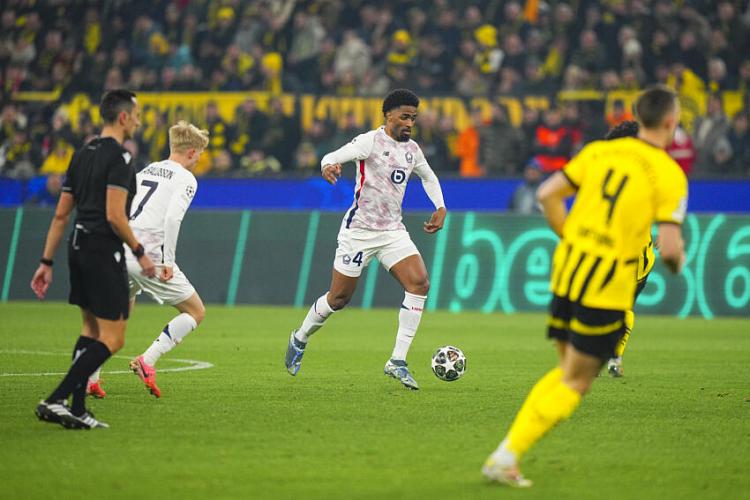 LOSC - Le bisous improbable d'Alexsandro sur la joue de Karim Adeyemi après un duel