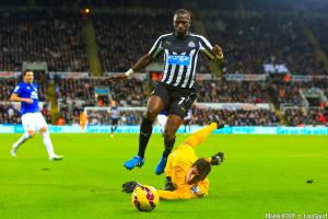 Joel Robles au duel avec Moussa Sissoko